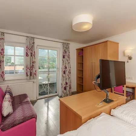 Cafe Kitzer بيت ضيافة