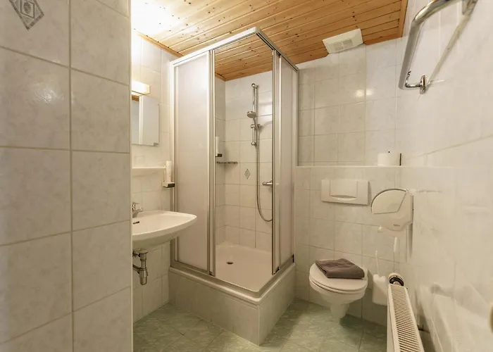 Cafe Kitzer 招待所 3*