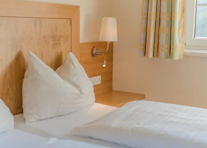 Cafe Kitzer 招待所 3*